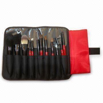 Makeup Brush Kit with Shiny Black Aluminum Ferrule and Matte Wooden Handle