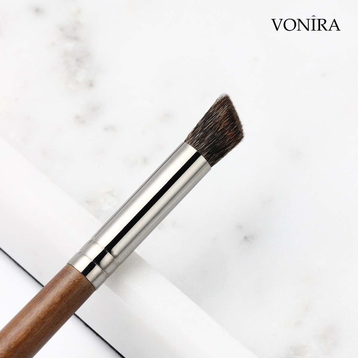 Vonira Beauty Custom Wholesale OEM Natural Soft Blue Squirrel Hair Nose Contour Makeup Brush With Silver Copper Birch Wooden Handles