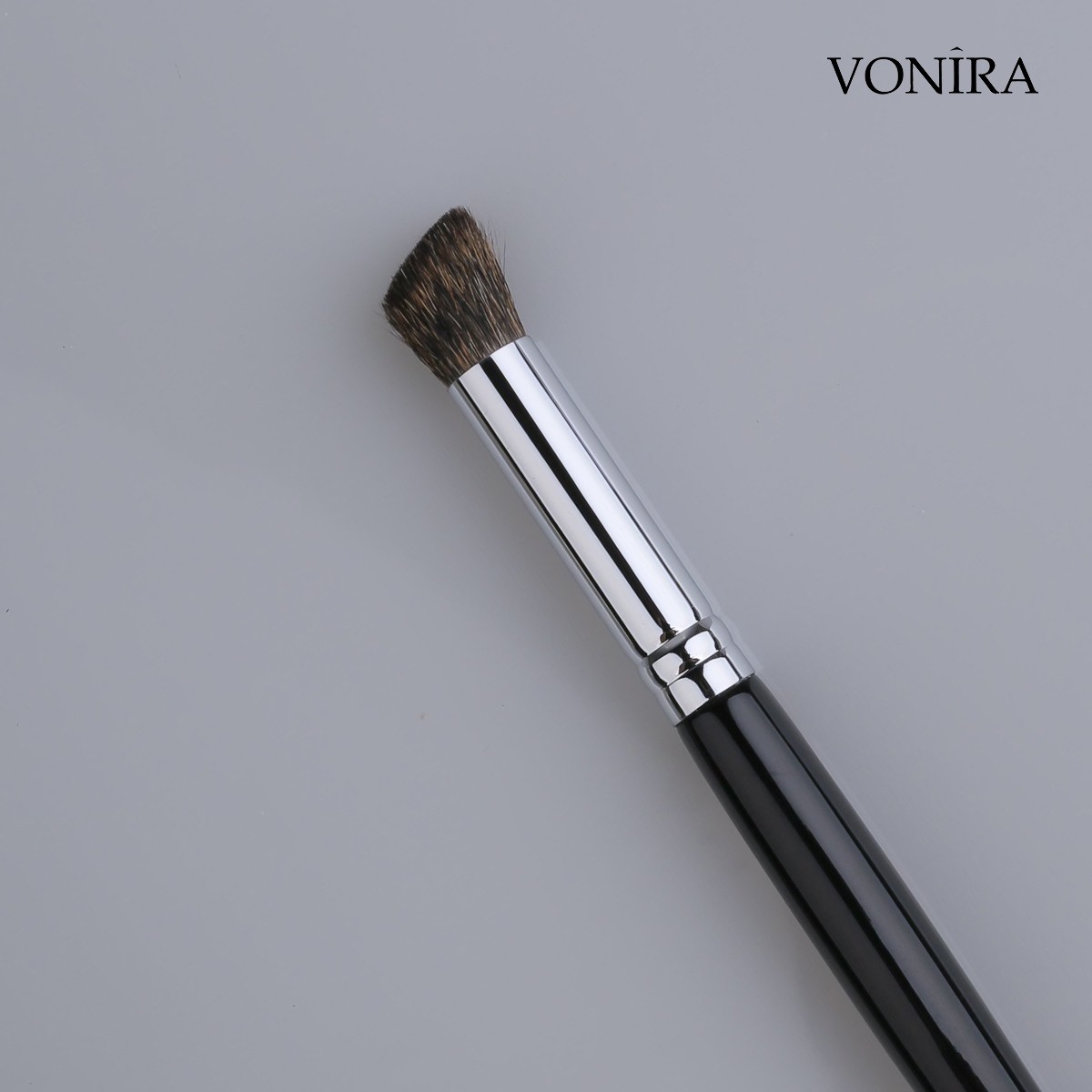 Vonira Beauty Custom Wholesale OEM Natural Soft Blue Squirrel Hair Nose Contour Makeup Brush With Silver Copper Birch Wooden Handles