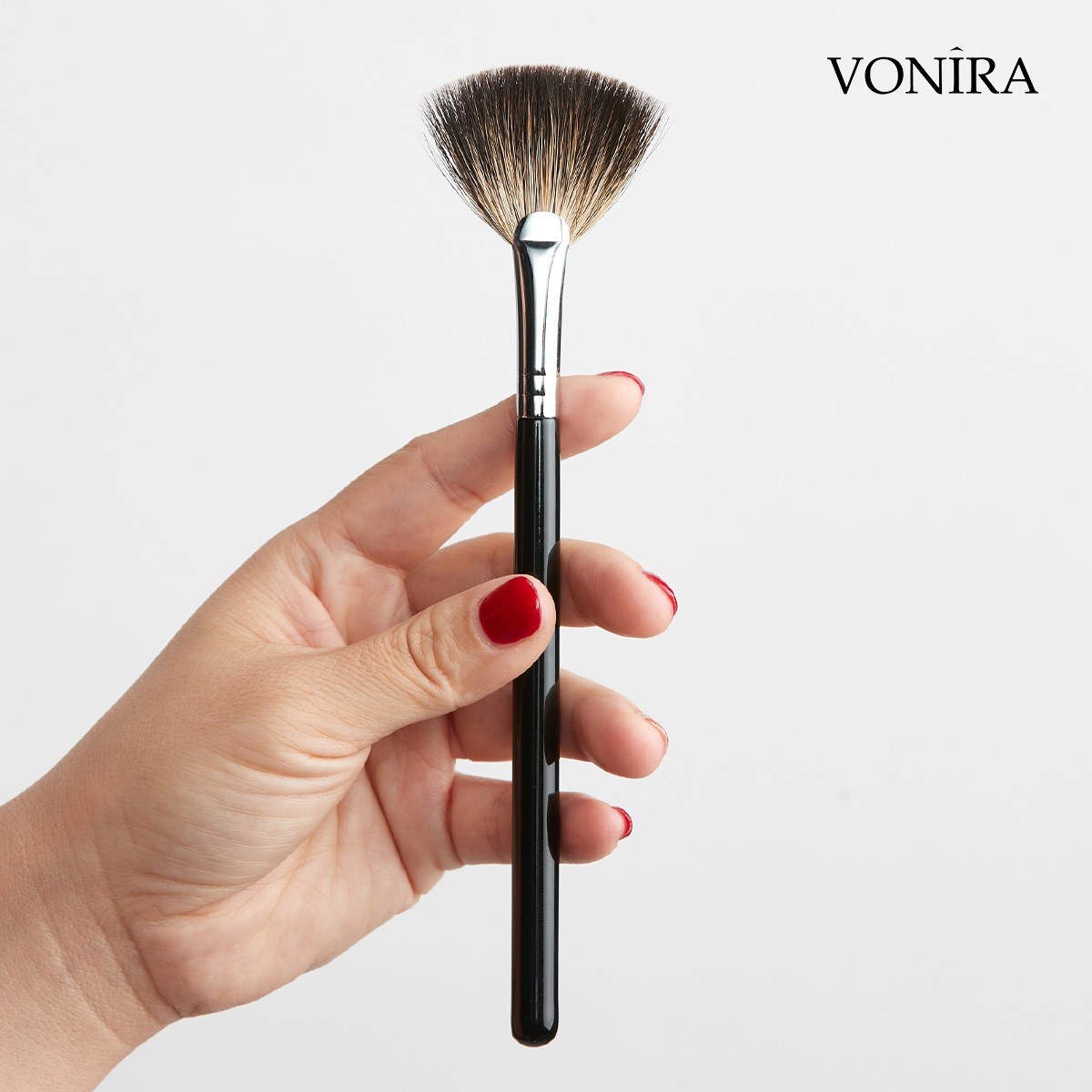 Vonira Beauty High Quality PRO Fan Highlight Sweep Makeup Brush With Silver Copper Ferrule Custom Private Label Service