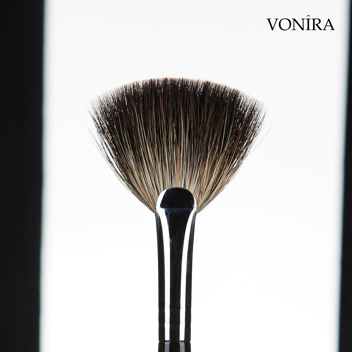 Vonira Beauty High Quality PRO Fan Highlight Sweep Makeup Brush With Silver Copper Ferrule Custom Private Label Service