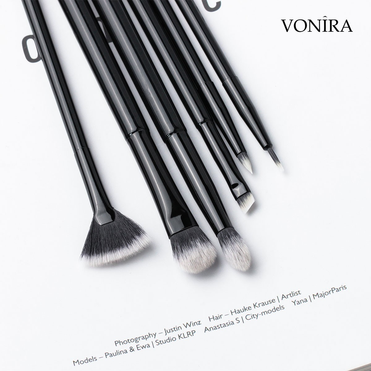 Vonira Beauty OEM ODM Fashion Professional 28 Pieces Makeup Brushes Set Glossy Black Luxury Premium Cosmetic Brushes Set Private Label