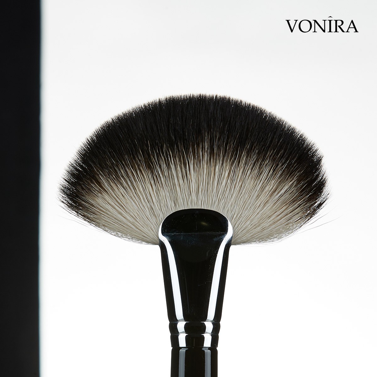 Vonira Beauty Deluxe Large Fan Powder Brush With Matte Black Copper Ferrule Handle Custom Private Label Make up Brushes