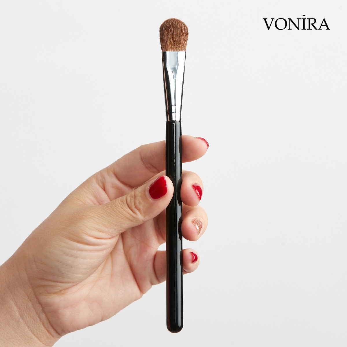 Vonira Beauty Factory Large Eyeshadow Makeup Brush With Silver Copper Ferrule Black Handle Custom Private Label Service