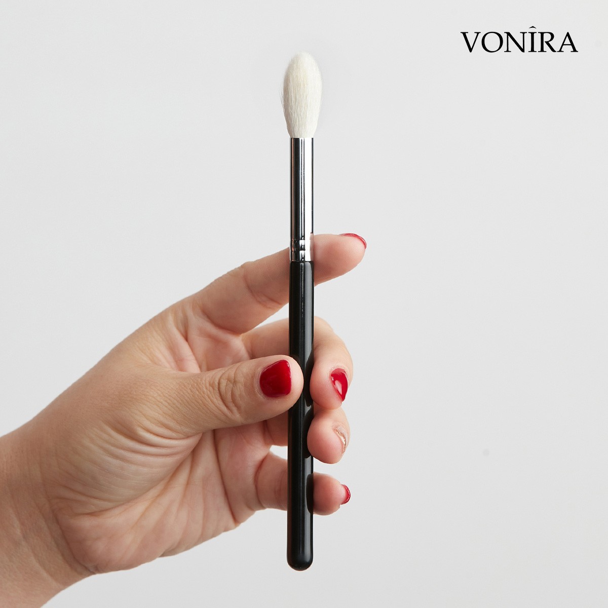 Vonira Beauty Lagre Eye Tapered Blending Brush Highlighter Brush With Silver Copper Ferrule Black Handle Custom Private Label Service