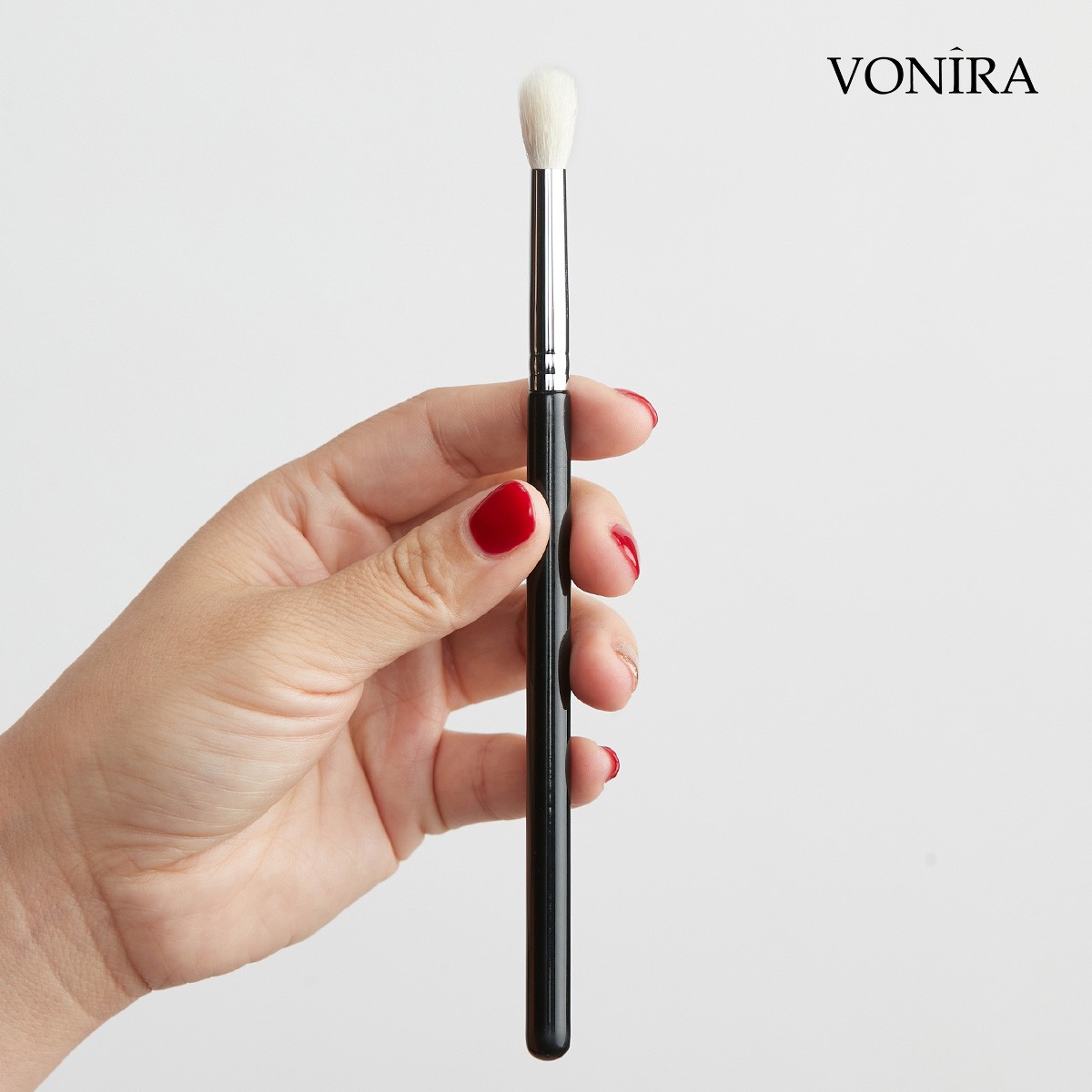 Vonira Beauty Makeup Natural White Goat Hair Fluffy Rounded Eye Blending Brush With Brass Ferrule Private Label Name - Image 1