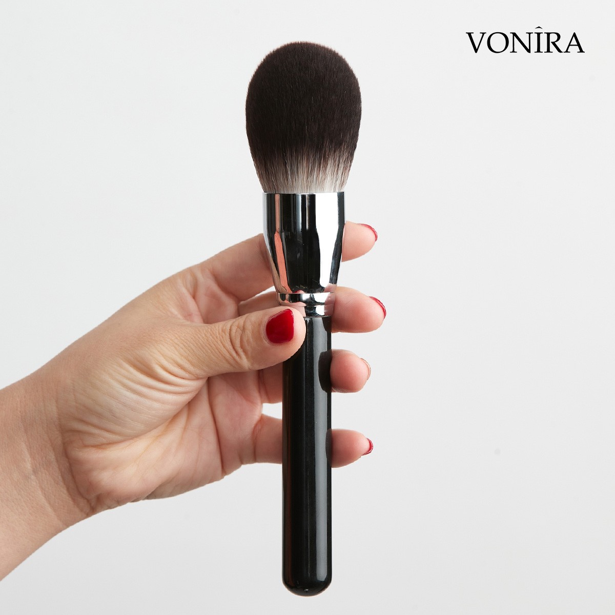 Vonira Beauty Super Large Dome Makeup Face Powder Brush With Silver Brass Ferrule Birch Wooden Handle Custom Logo OEM Service