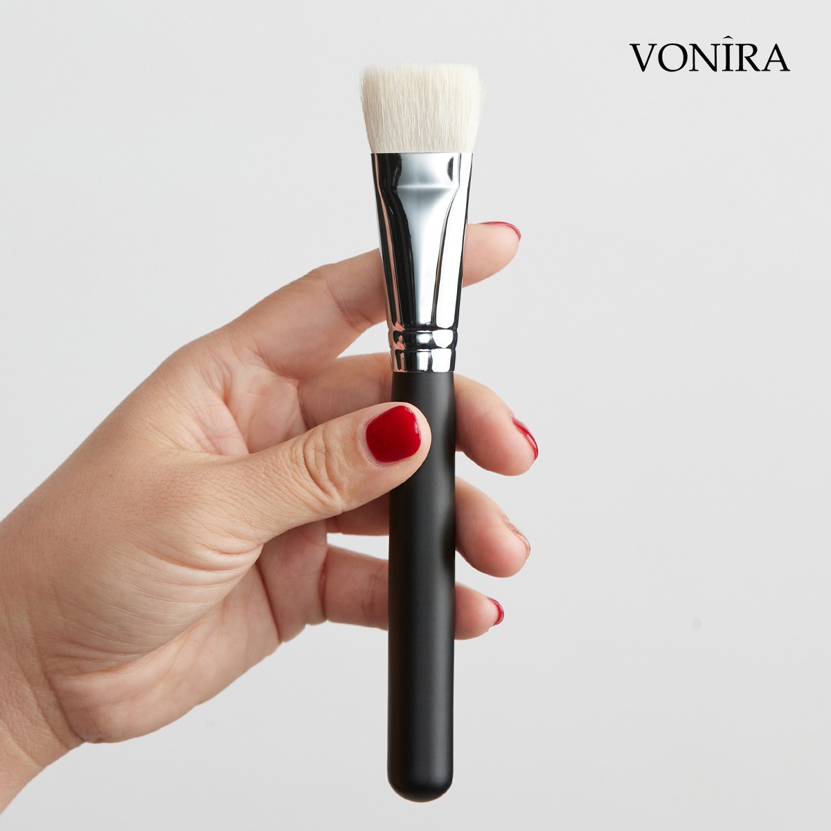 Vonira Beauty Wholesale Flat Cheek Bone Definer Contouring Makeup Brush With Silver Copper Ferrule Black Handle Custom Private Label Service