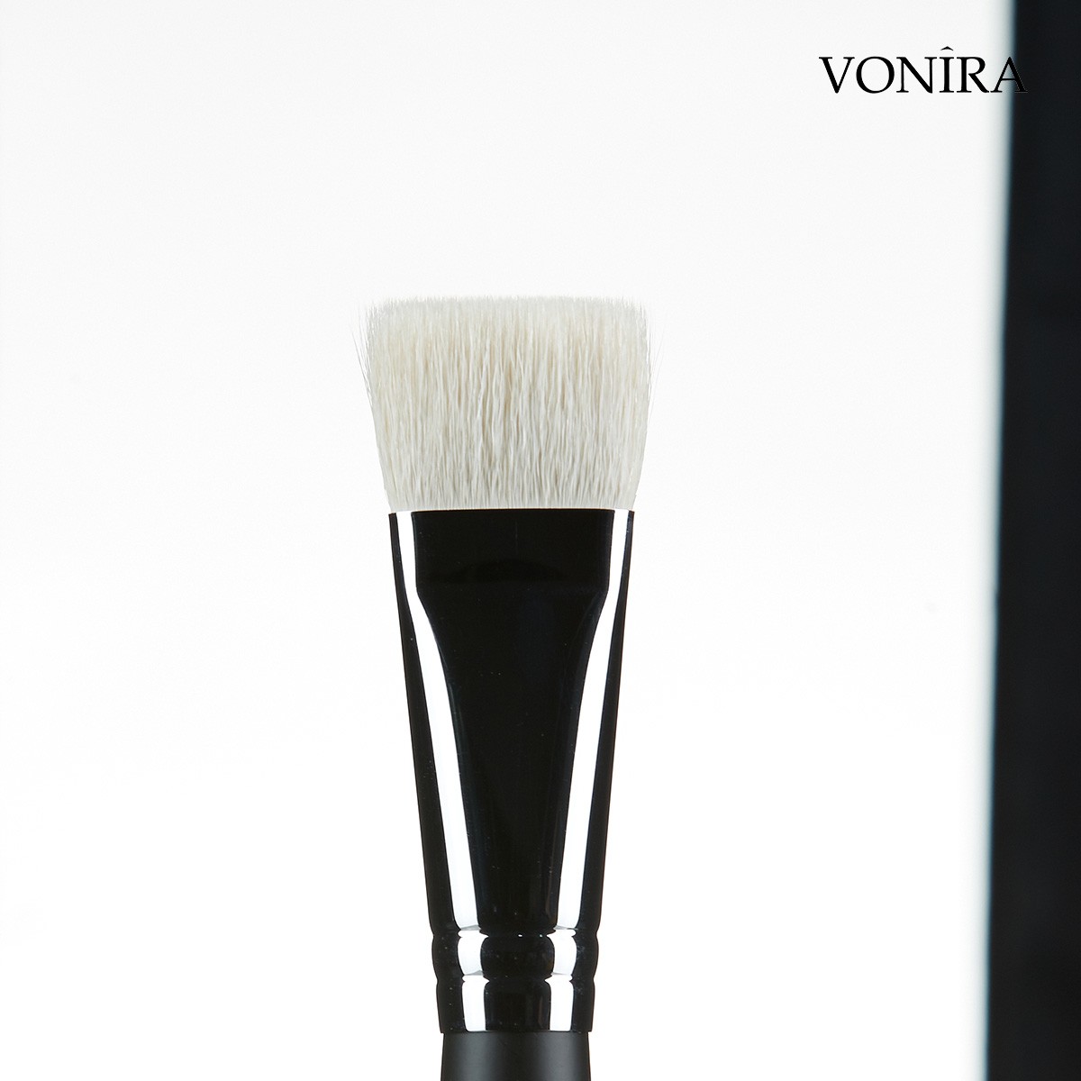 Vonira Beauty Wholesale Flat Cheek Bone Definer Contouring Makeup Brush With Silver Copper Ferrule Black Handle Custom Private Label Service