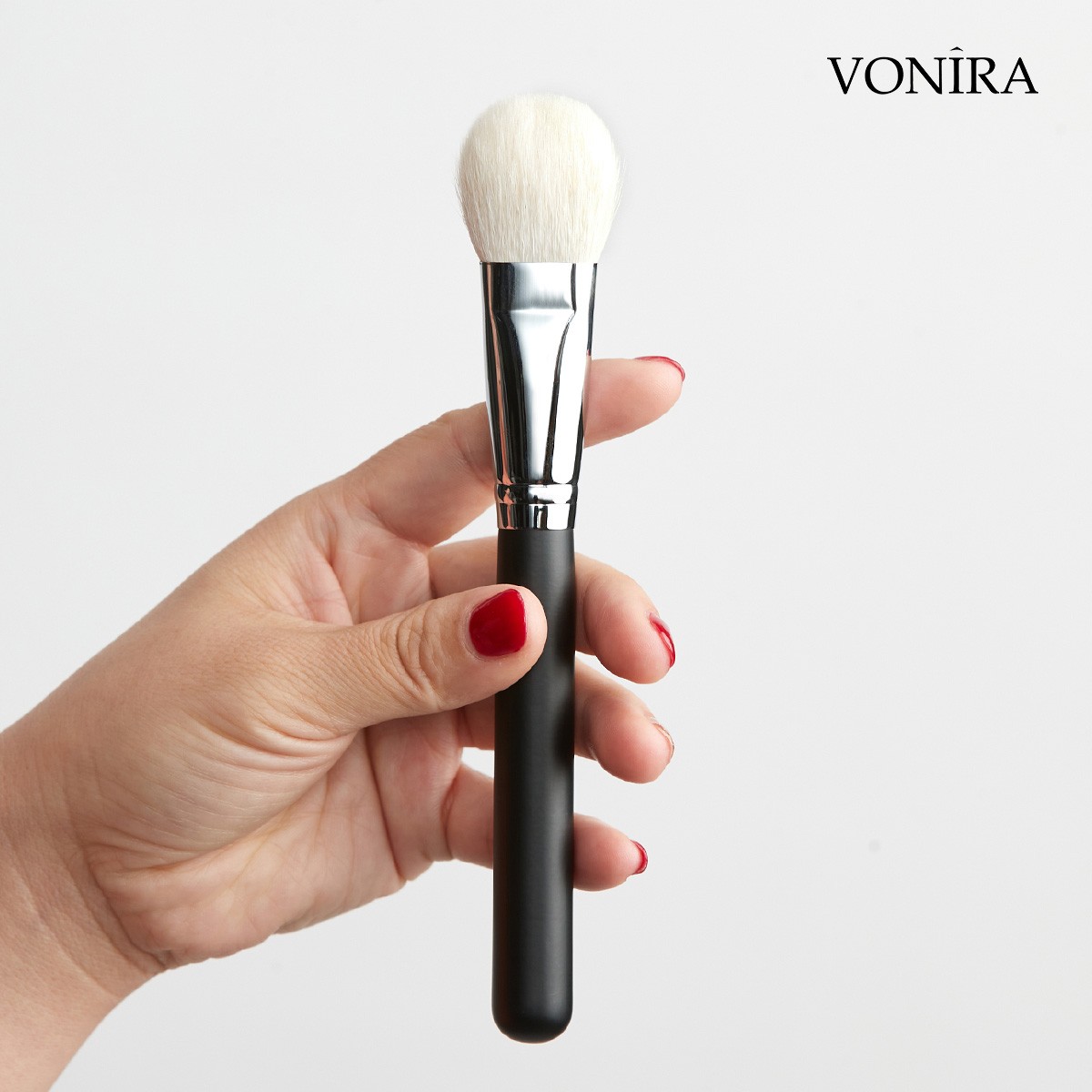 Vonira Beauty Wholesale Luxe Natural White Goat Hair Face Cheek Finishing Brush With Silver Copper Black Handle Custom Private Label Service