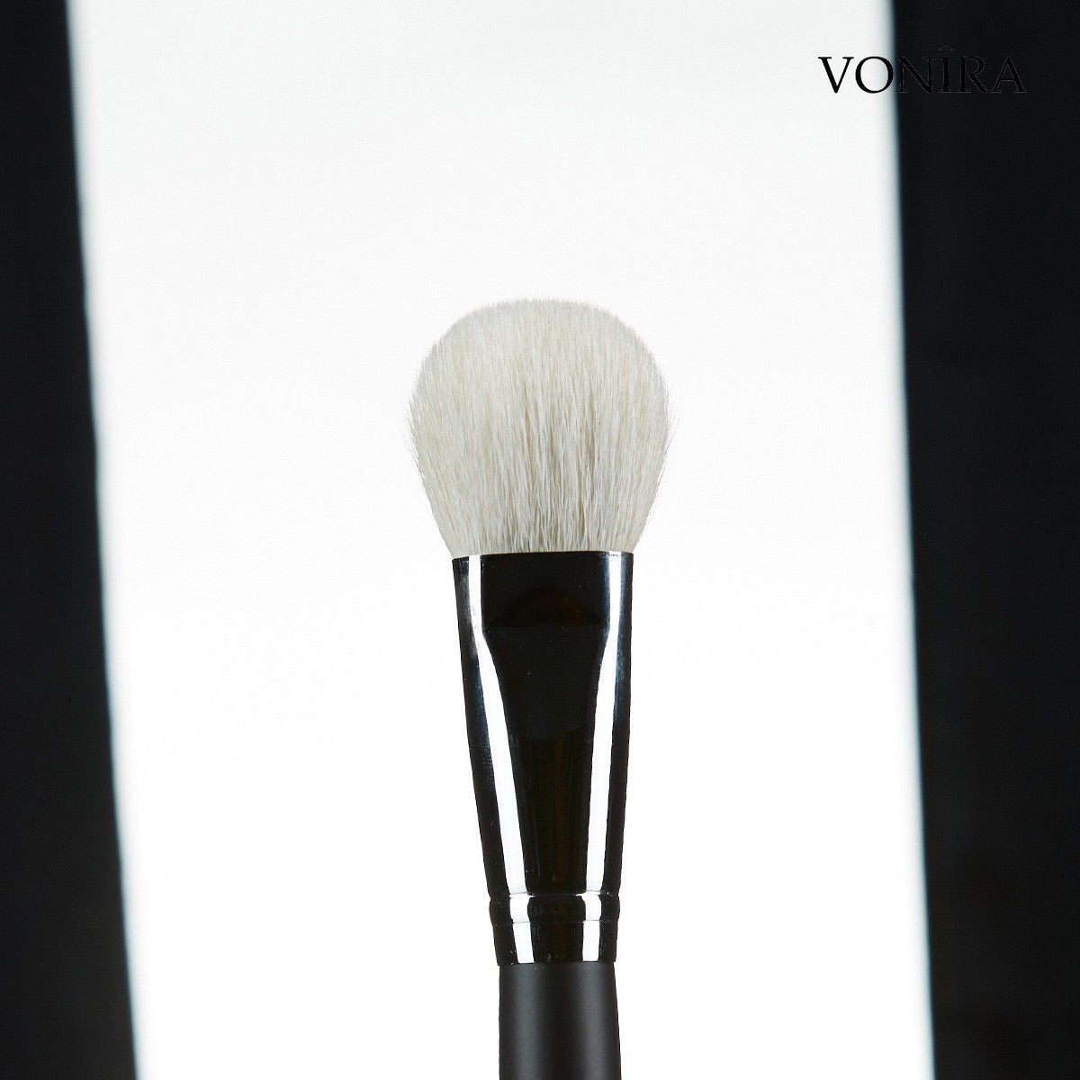 Vonira Beauty Wholesale Luxe Natural White Goat Hair Face Cheek Finishing Brush With Silver Copper Black Handle Custom Private Label Service