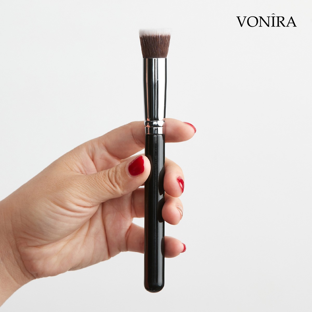 Vonira Beauty Wholesale Luxury Detail Foundation Liquid Touch Concealer Brush With Silver Brass Ferrule Black Handle Custom Private Label