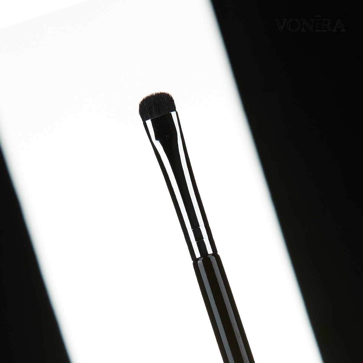 Vonira Beauty Wholesale Short Eye Shadow Smudge Brush With Silver Copper Ferrule Black Handle Custom Private Label Service