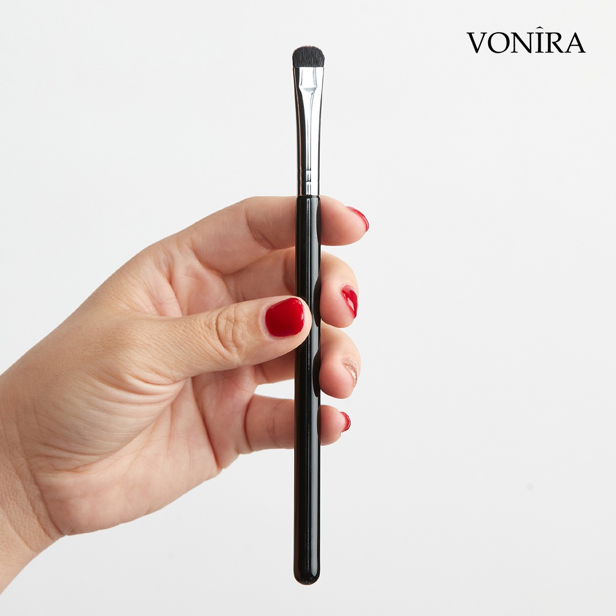 Vonira Beauty Wholesale Short Eye Shadow Smudge Brush With Silver Copper Ferrule Black Handle Custom Private Label Service
