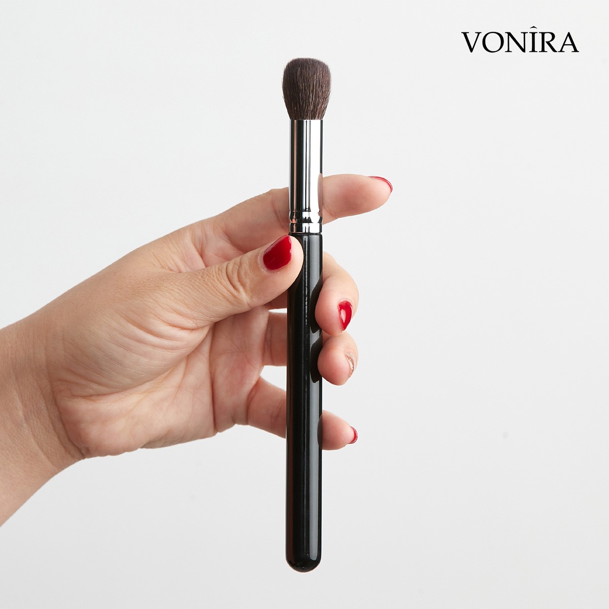 Vonira Beauty Wholesale Small & Round Highlighter Brush With Silver Copper Ferrule Black Handle Custom Private Label Service