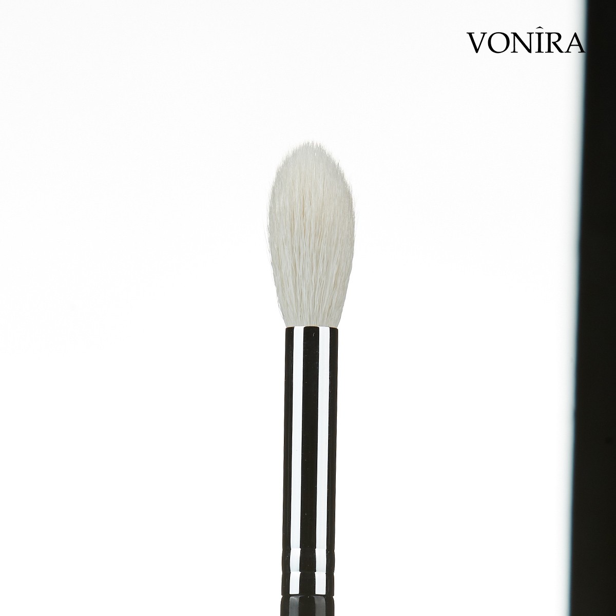 Vonira Beauty Wholesale Small Tapered Highlighter Makeup Brush With Silver Copper Ferrule Black Handle Custom Private Label Service