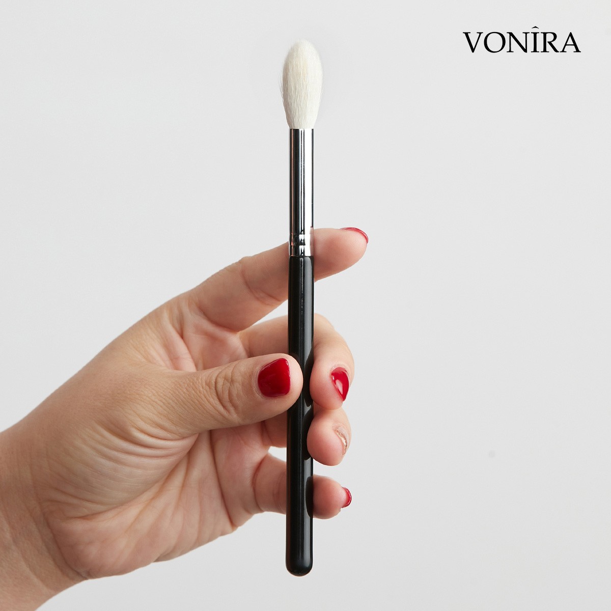 Vonira Beauty Wholesale Small Tapered Highlighter Makeup Brush With Silver Copper Ferrule Black Handle Custom Private Label Service