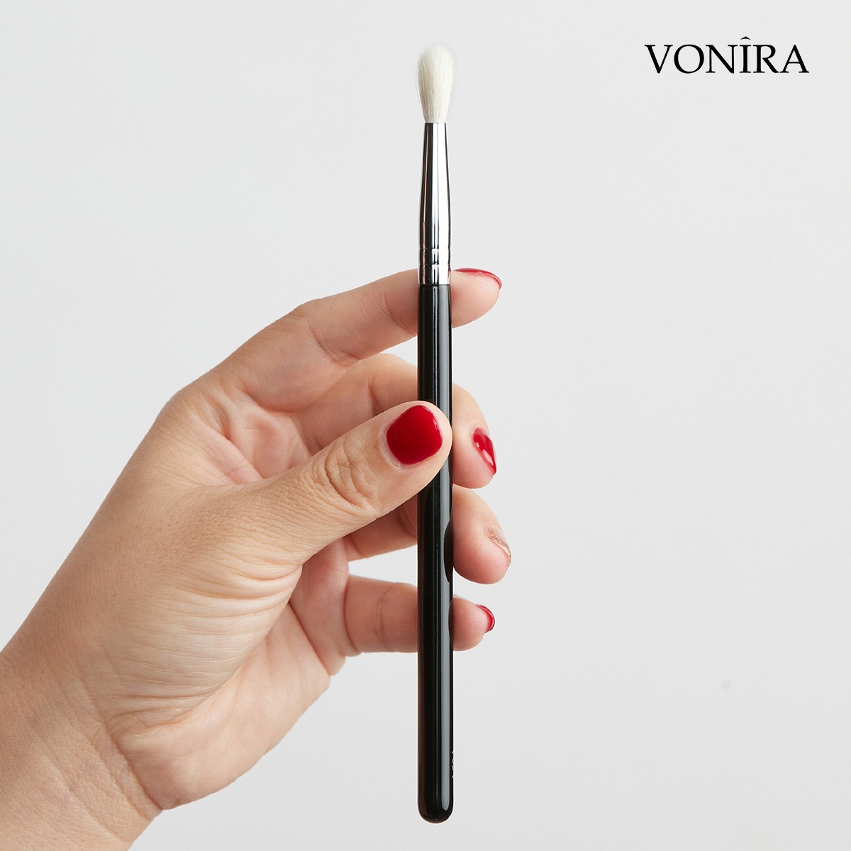 Vonira Beauty Fluffy Rounded Medium Blending Brush With Silver Copper Ferrule Custom Private Label Manufacturer Service - Image 1