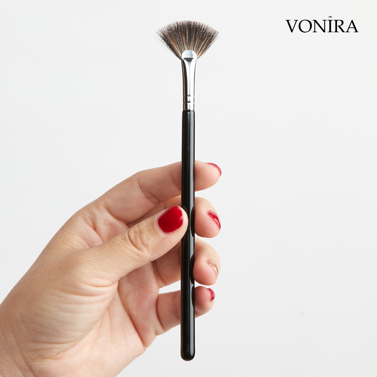 Vonira Beauty Makeup Medium Highlighting Fan Brush With Natural Hair Copper Ferrule Private Label Custom Logo Name OEM