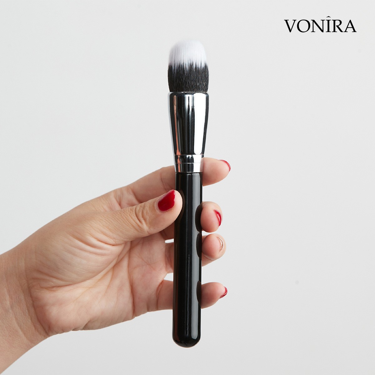 Vonira Beauty Round Domed Duo-Fiber Foundation Buffing Brush With Silver Copper Ferrule Black Handle Custom Private Label