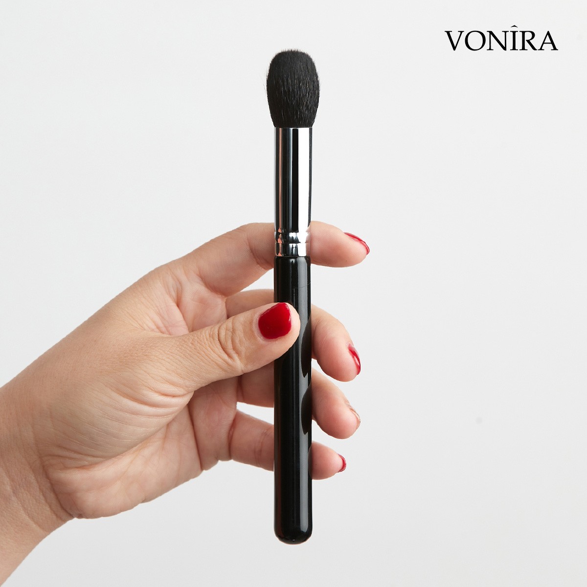 Vonira Beauty Short Round Head Multi Functional Brush Paste Blush Brush With Silver Copper Ferrule Black Handle