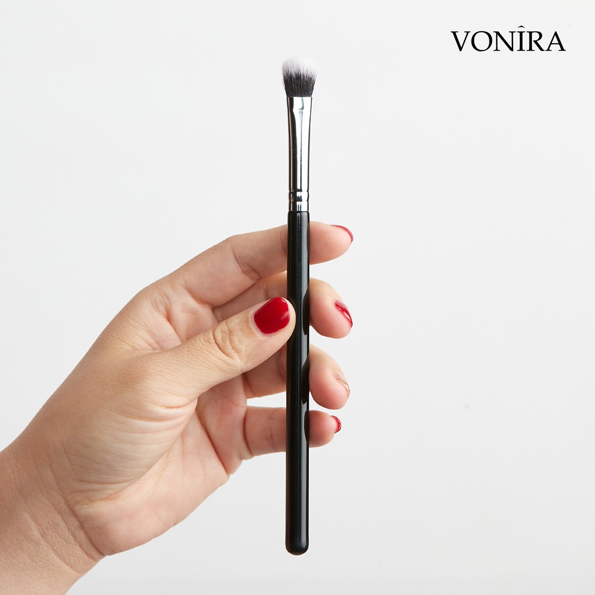 Vonira Beauty Wholesale Makeup Flat Fluffy Eye Shader Brush With Copper Ferrule Black Lacquered Wooden Handle Private Label