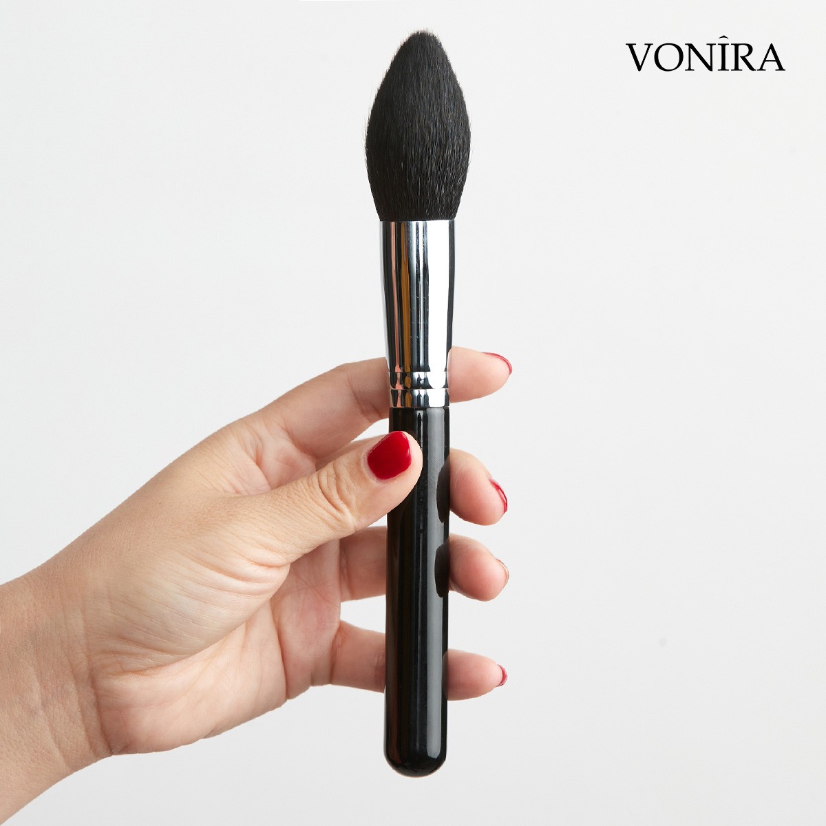 Vonira Beauty Wholesale High Quality Tapered Powder Makeup Brush With Silver Copper Ferrule Black Handle Custom Private Label Service