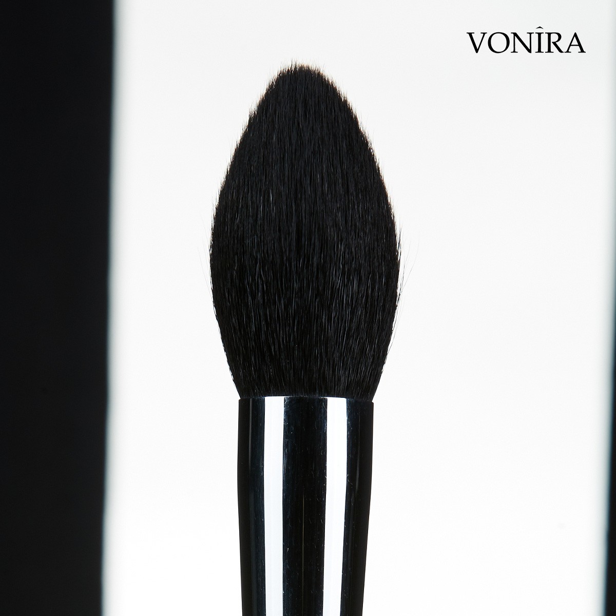 Vonira Beauty Wholesale High Quality Tapered Powder Makeup Brush With Silver Copper Ferrule Black Handle Custom Private Label Service