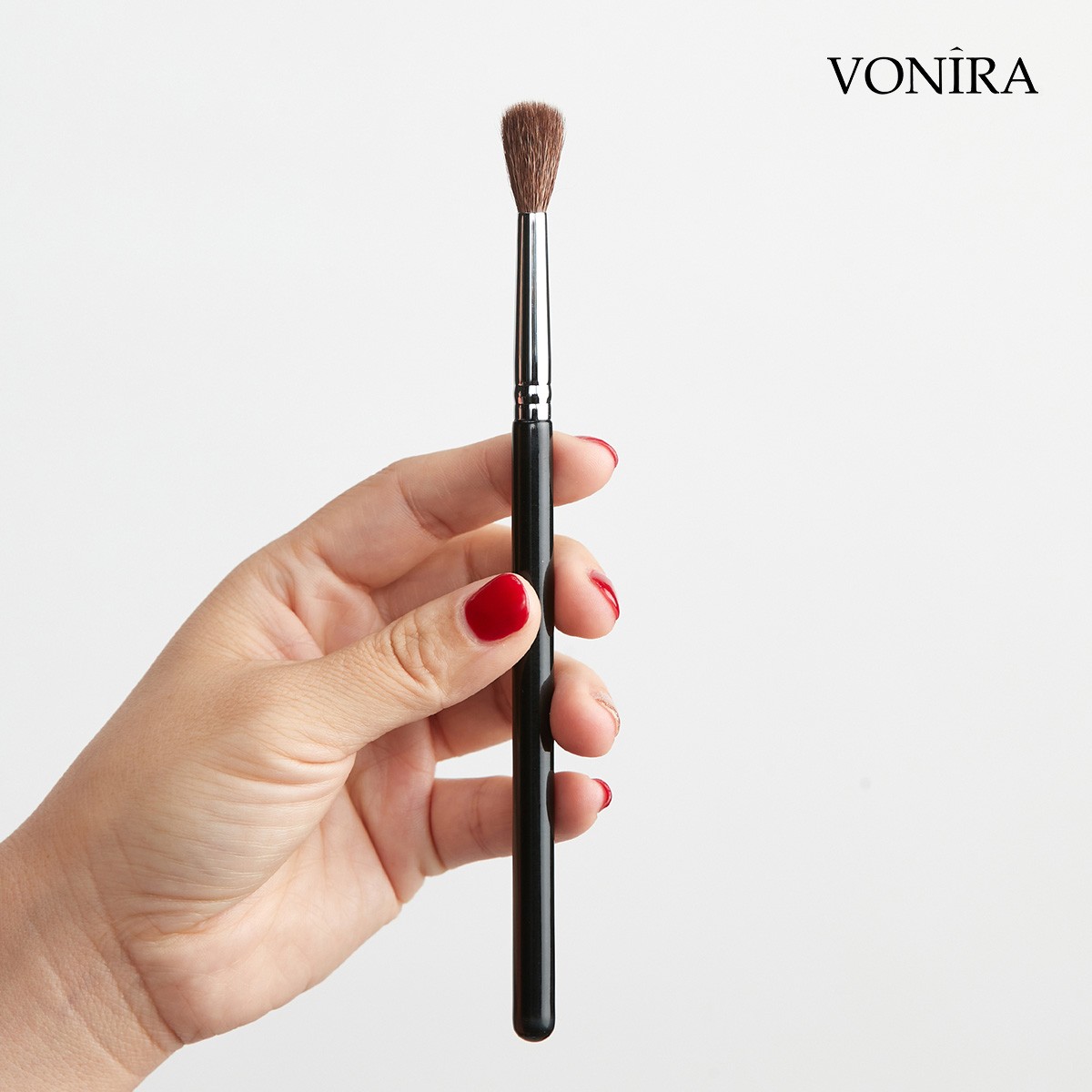 Vonira Beauty Wholesale High Quality Natural Long Fluffy Dense Rounded Makeup Eye Blending Crease Brush With Custom Private Label Service