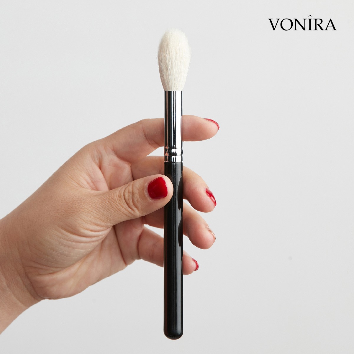 Vonira Beauty Wholesale White Goat Hair Small Fluffy Blending Makeup Face Powder Brush With Silver Copper Ferrule