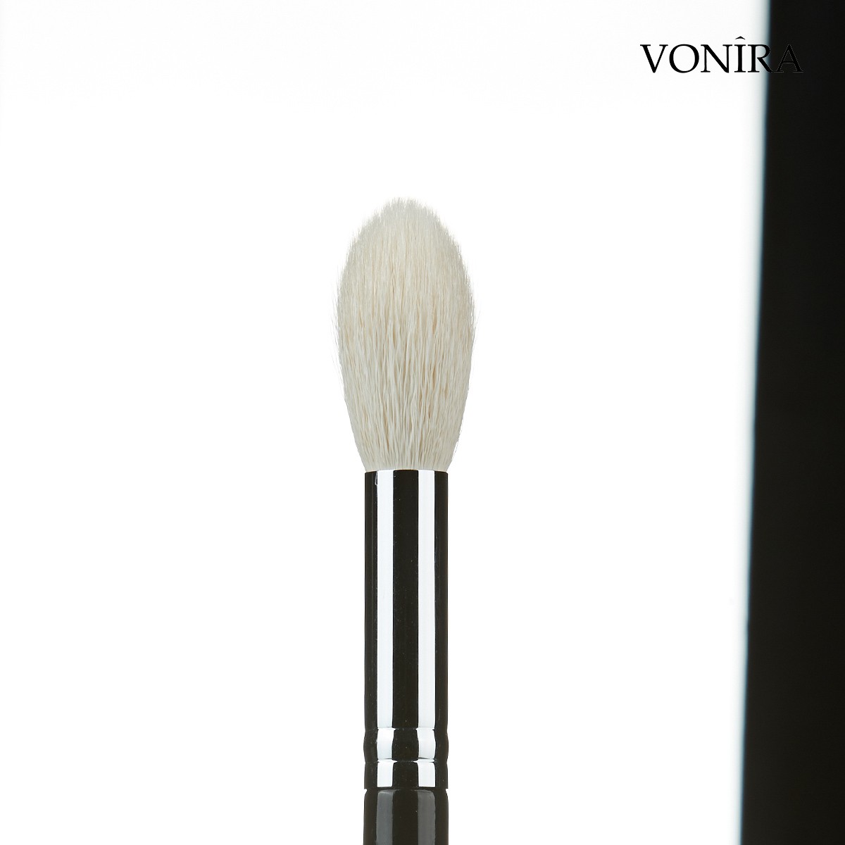 Vonira Beauty Wholesale White Goat Hair Small Fluffy Blending Makeup Face Powder Brush With Silver Copper Ferrule